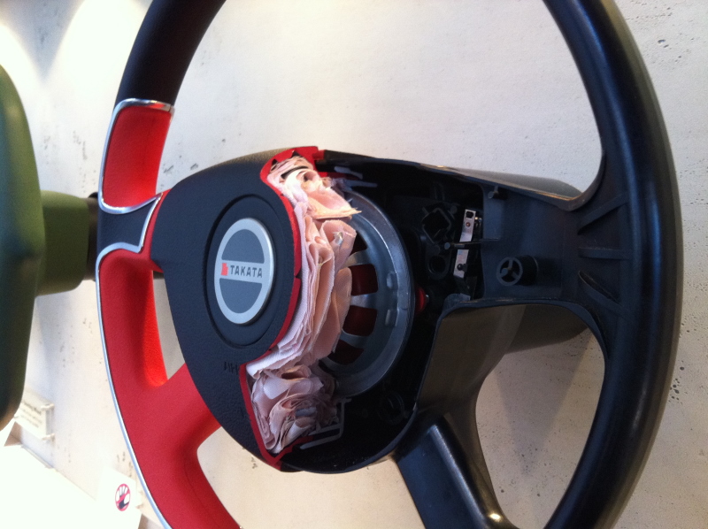 Driver airbag stored.JPG - cc-by-sa 3.0 - © alexauto321/Wikimedia Commons 